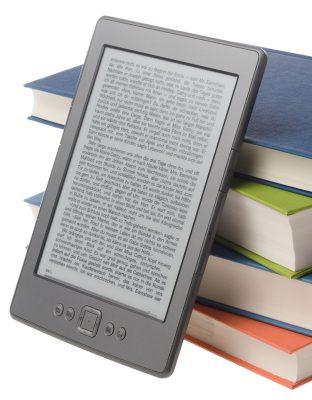 Bücherstapel mit E-Book Reader Kindle